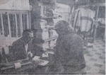 Manufakturhandler Ernst A. Møller i en ekspedition. Fotoet fra et avisklip er taget lige i starten af 1970'erne