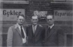 Johannes Grejsen fra Kongstrup i midten foran huset på Sønderallé 26. Til venstre står Victor Grejsen, som boede i Kansas U.S.A og til højre Poul Grejsen, som forblev i Hovedstadsområdet