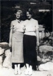 Grejsens døtre - Benthe tv. og Esther th. - gik i skole i Houlbjerg. Billedest er taget i 1930erne