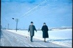 Førstelærer Hagbard Christensen og Frue på på spadseretur på Østergade fra Laurbjerg. I Baggrunden til venstre anes Basses gård. Nærmere stedsangivelse er vel der hvor Lunden i dag går ud i Østergade. Foto taget som lysbillede i 1960erne.