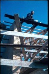Foto taget som lysbillede i 1960erne. Håndværkeren på taget er VVS Installatør Erik Horn, som er ved at lave inddækning. Det menes at være Laurbjerg Skoles gymnastiksal der arbejdes på. Billedet er formodentlig taget i foråret 1960, da skolen stod klar til brug ved skolestarten i august 1960.