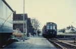 MO 1875 i Laurbjerg med toget 17:38 fra Randers kort før nedlæggelsen, nemlig den 28. april 1971.
Persontrafikken ophørte med overgangen til sommerkøreplanen den 23. maj 1971