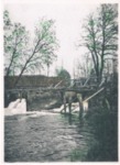 Det vi i dag kender som Løjstrup dambrug. Slusen med Nymølle i baggrunden. Fotoet er fra 1906 eller tidligere og stammer fra postkort som du kan se andet sted på siden