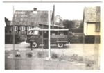 Laurbjergs mælkemand var Carlo Mogensen. Fotoet stammer formodentlig fra 1960erne og er taget inde fra huset på Granvej 3. Hvem er de to børn?