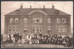 Afsendt LANGAA den 19-08-1910 til SKANDERBORG. Selv om kortet er afsendt 1910 kan fotoet godt være ældre. I slutningen af starten af 1970erne flyttede skolen ud og ind rykkede Langå Kommune. I dag er det et multi-borger-hus.
