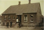 Forretningen lå over for Houlbjerg Bryggeri. Ukendt alder, men formodentlig taget omkring 1910