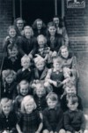 Foto fra familien Grejsens fotoalbum. Kender du noget til disse børn som sidder på Cykelhandler Grejsens trappe? Fotoet menes at være fra 1950 erne.