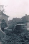 Foto fra familien Grejsens fotoalbum. Grejsens baghave. Lige bag Olga ses autoværkstedet (står stadig) og huset længst til højre, som var nabobygninger.