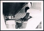 Wafula fra Kenya laver smør på mejeriet i Bøstrup 1961